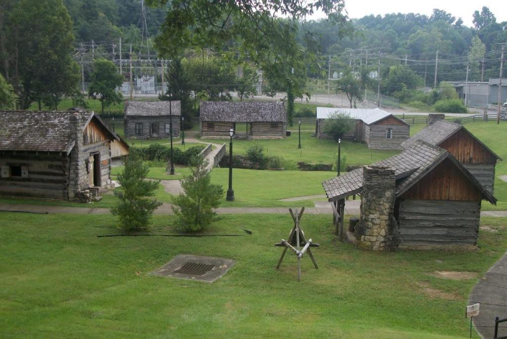 Bourbon Manor Bed & Breakfast Inn Бардстаун Экстерьер фото