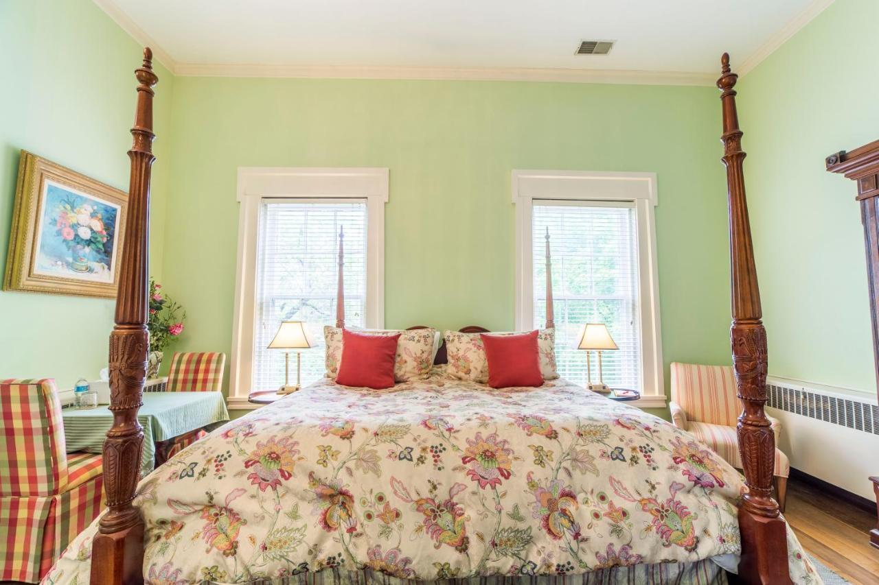 Bourbon Manor Bed & Breakfast Inn Бардстаун Экстерьер фото