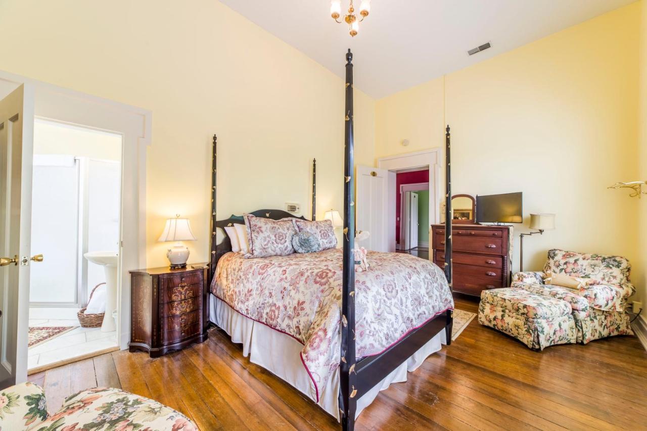 Bourbon Manor Bed & Breakfast Inn Бардстаун Экстерьер фото