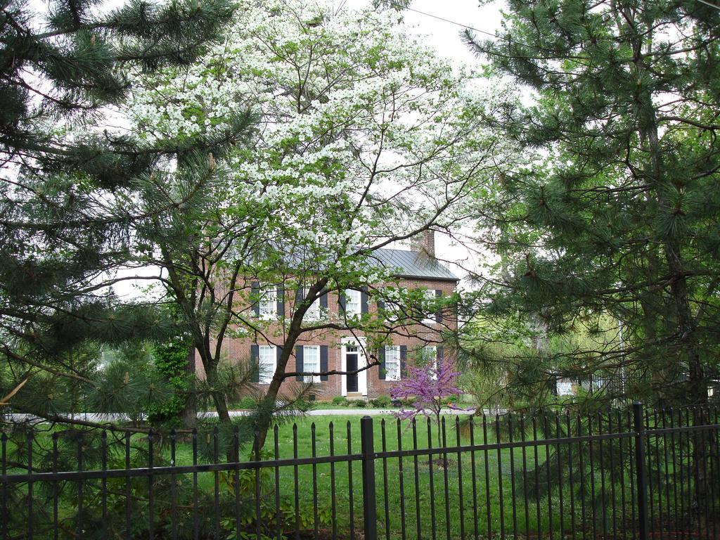 Bourbon Manor Bed & Breakfast Inn Бардстаун Экстерьер фото