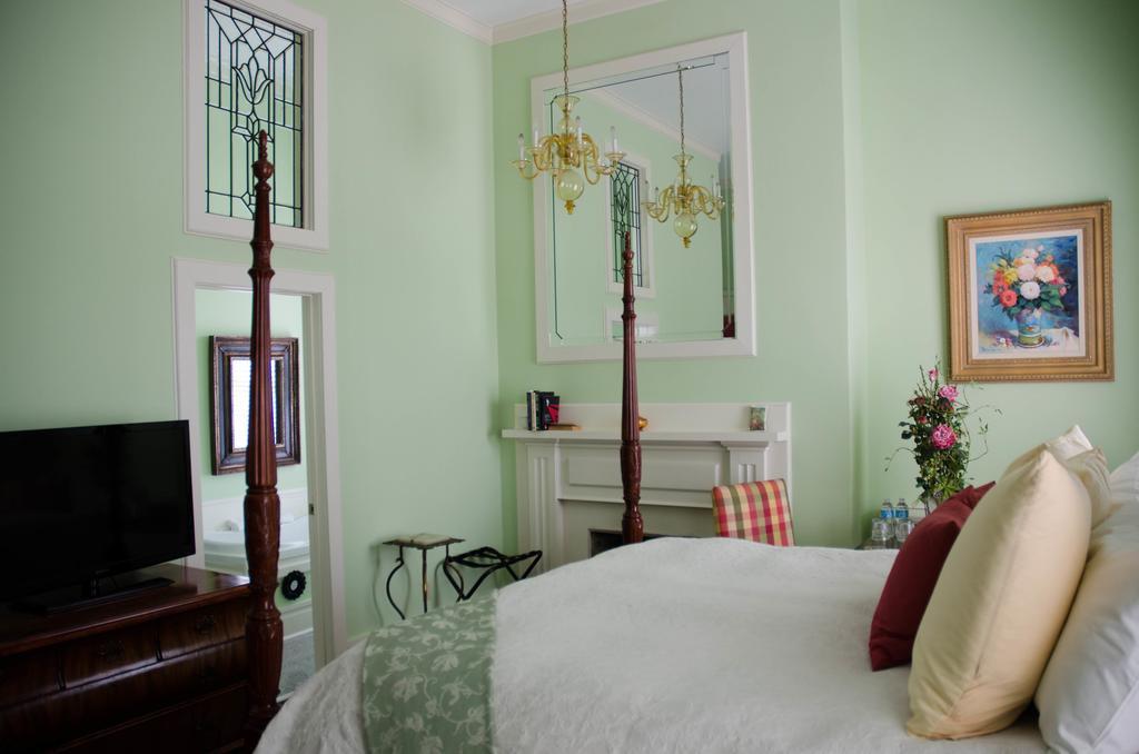 Bourbon Manor Bed & Breakfast Inn Бардстаун Номер фото