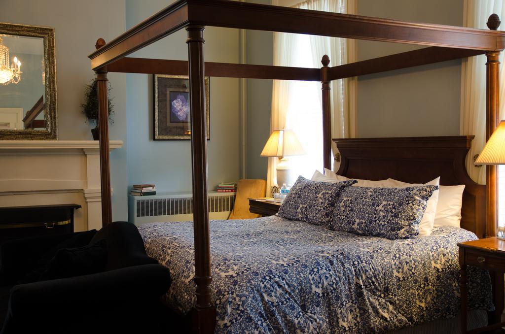 Bourbon Manor Bed & Breakfast Inn Бардстаун Номер фото