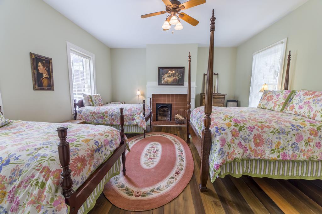 Bourbon Manor Bed & Breakfast Inn Бардстаун Номер фото